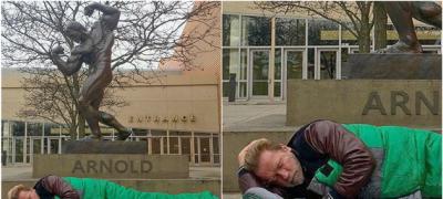 Ništa ne traje večno: Arnold Švarceneger spava u vreći pored svoje bronzane statue